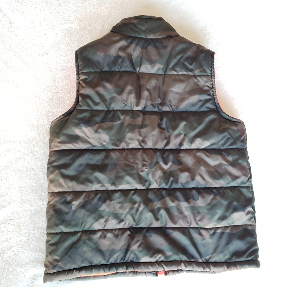 The Children's Place Orange and Camo Vest 5/6 - Picture 2 of 7